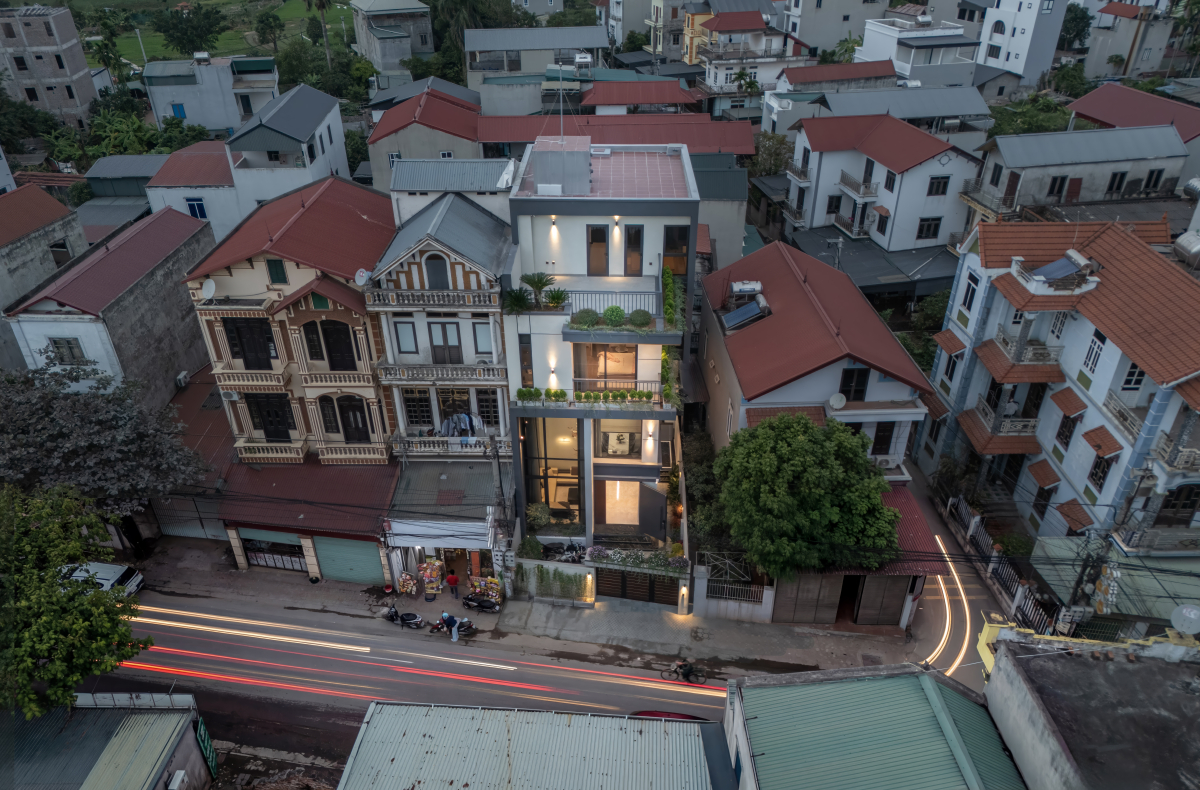 Nhà phố 3 tầng kín đáo bên ngoài, sáng thoáng bên trong
